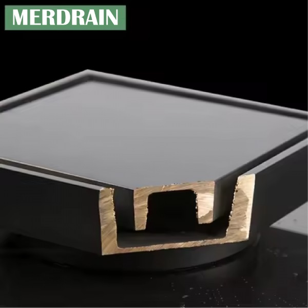 Phễu thoát sàn Merdrain được sản xuất từ các vật liệu bền bỉ như inox 304, đồng thau đảm bảo khả năng chống ăn mòn, chịu lực tốt và bền vững theo thời gian.