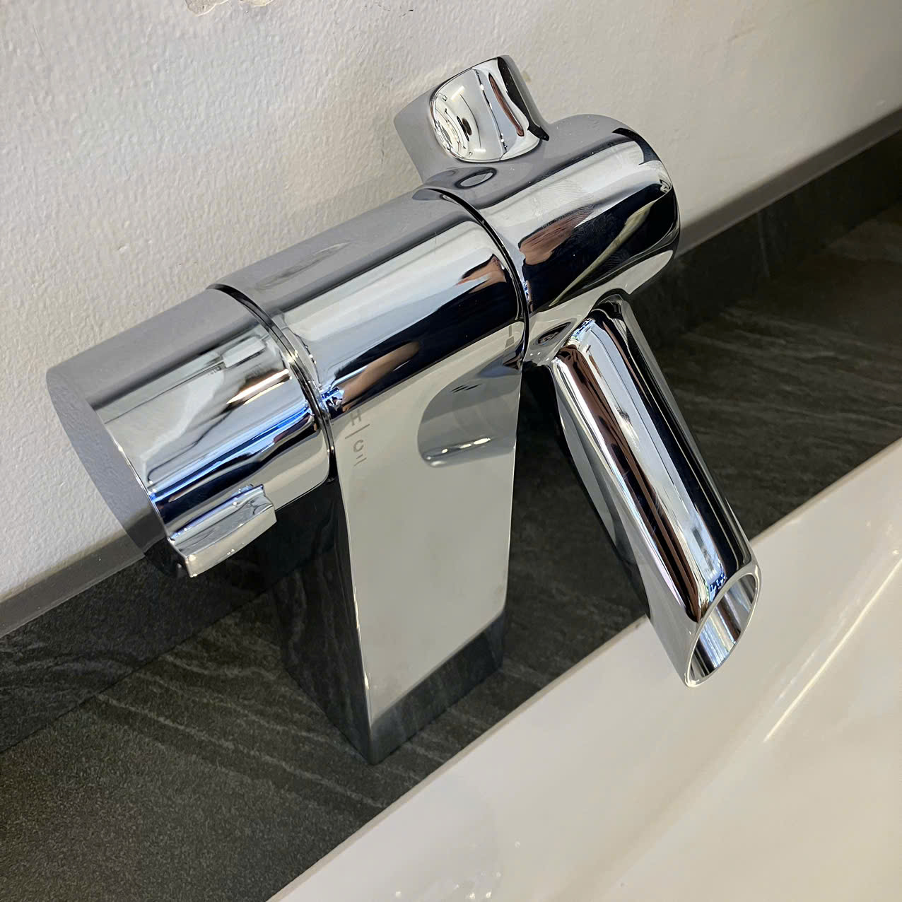 Vòi lavabo nóng lạnh MOEN Cascata HK88121