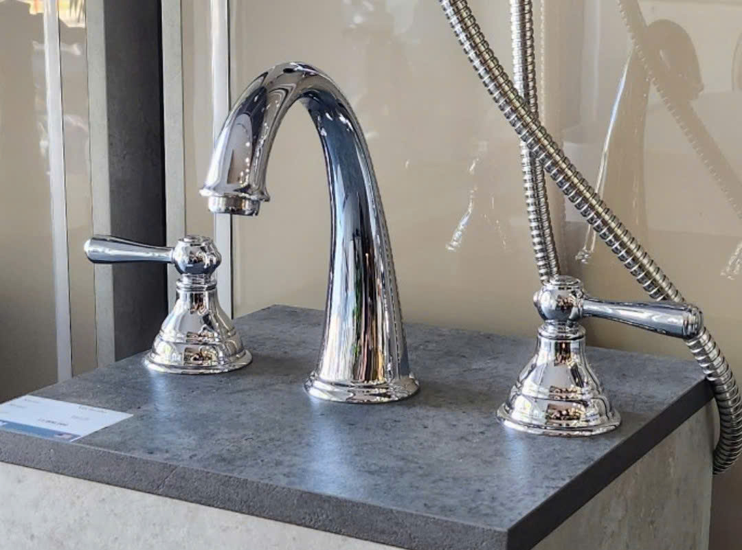 Bộ vòi lavabo nóng lạnh 3 lỗ MOEN Kingsley T6125