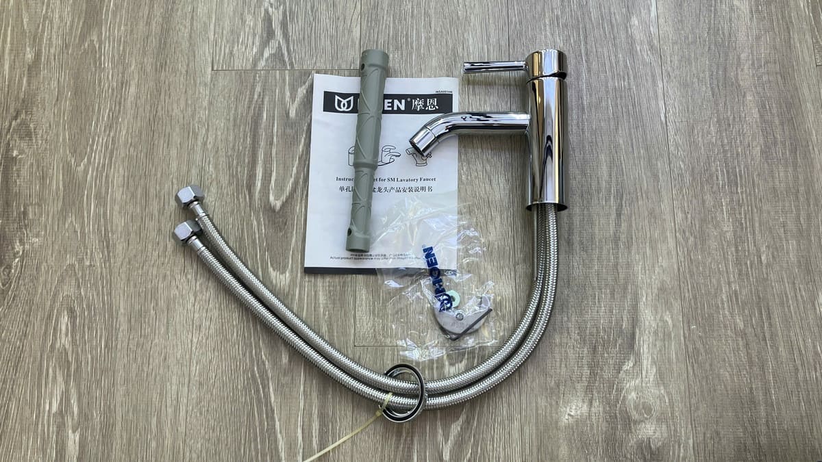 Vòi lavabo nóng lạnh MOEN Essence V14121