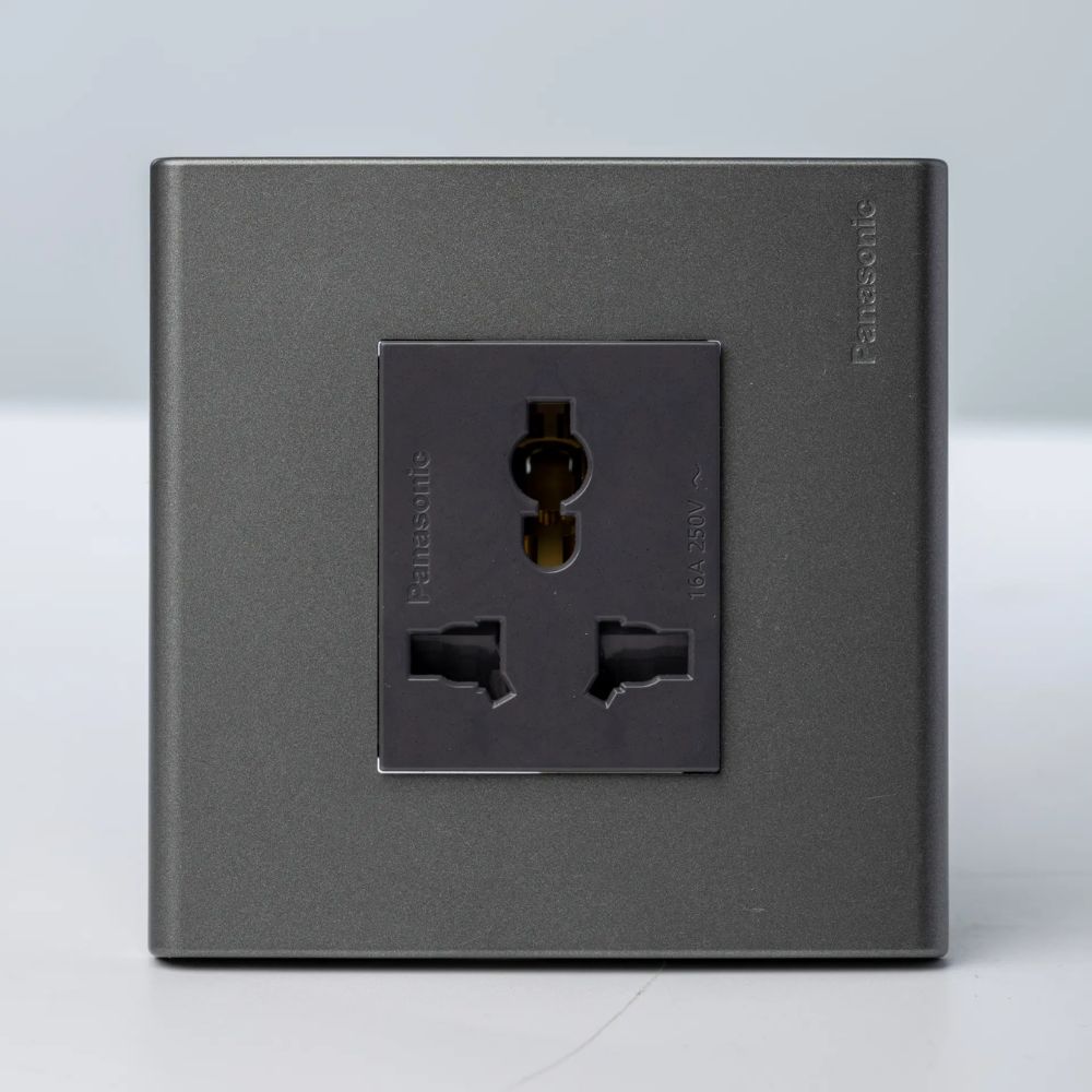 Ổ cắm 3 chấu đa năng Panasonic WEV117107H có màn che dòng WIDE-Color