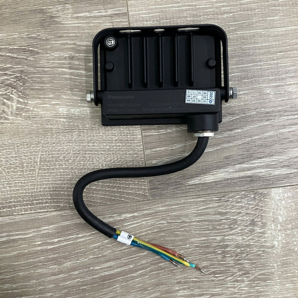 Đèn pha kính có vân công suất từ 10W đến 200W Panasonic