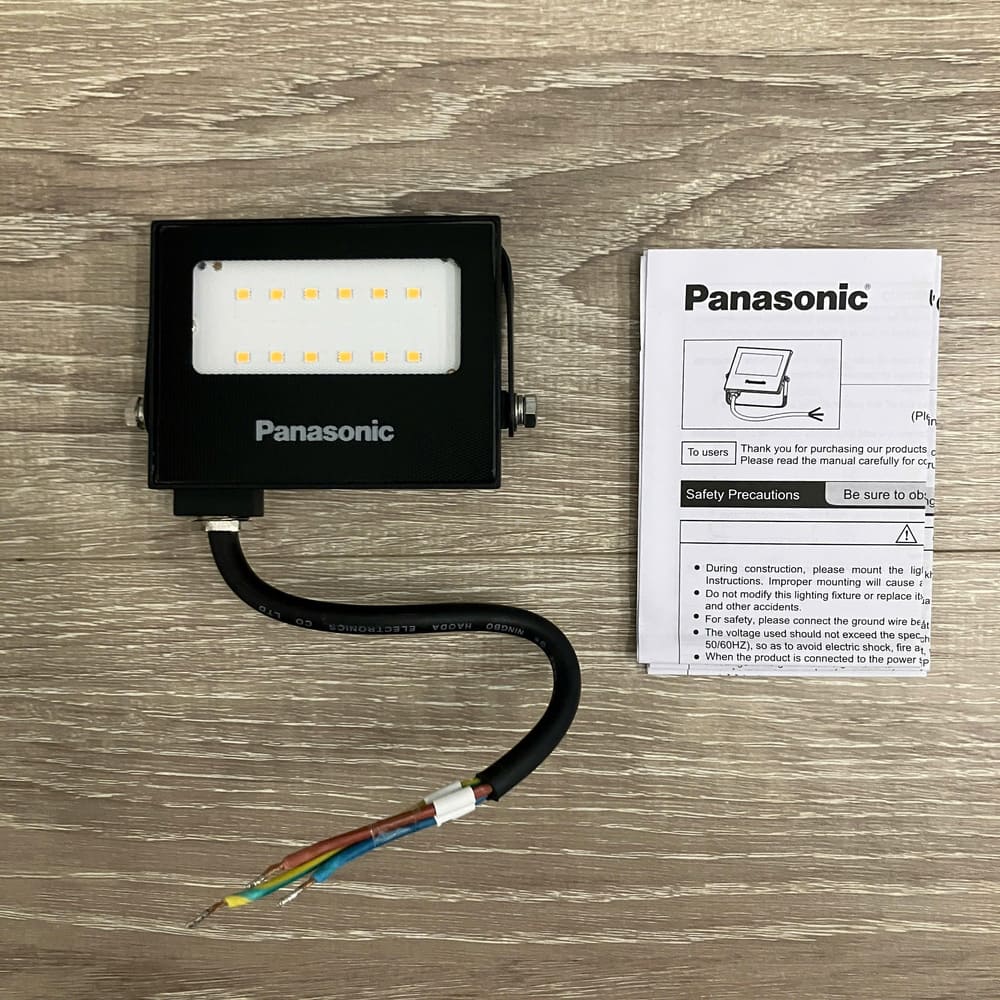 Đèn pha kính có vân công suất từ 10W đến 200W Panasonic