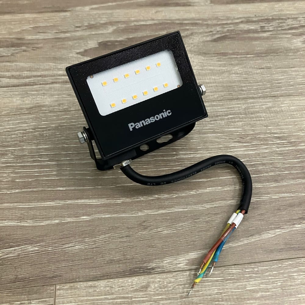 Đèn pha kính có vân công suất từ 10W đến 200W Panasonic