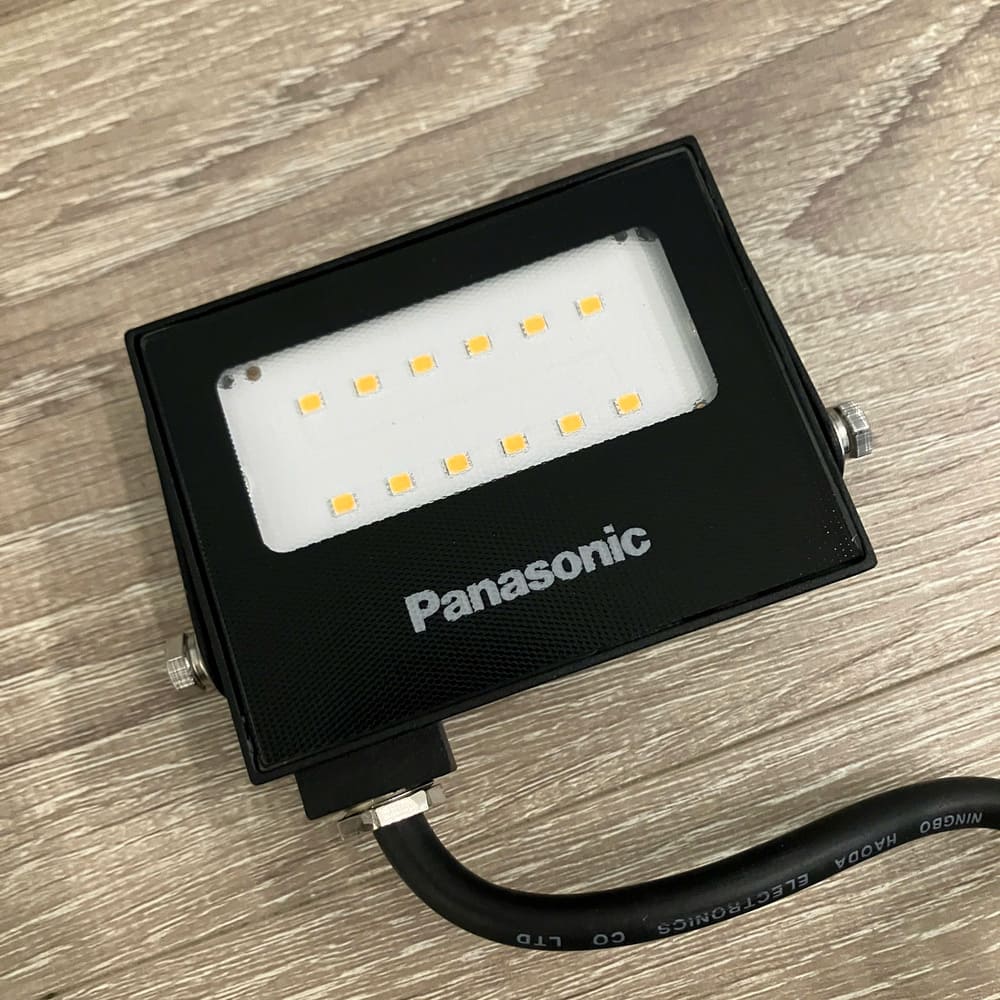 Đèn pha kính có vân công suất từ 10W đến 200W Panasonic