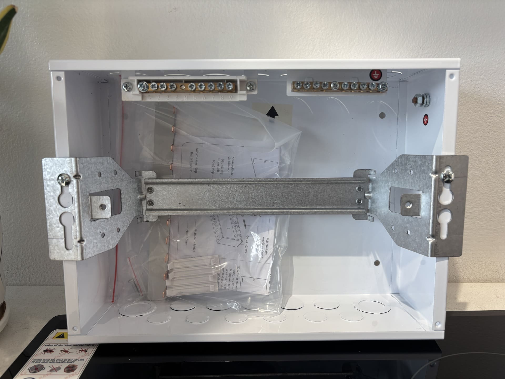 Tủ điện âm tường 8/12/16/24 đường dòng Moderva Panasonic BQDF