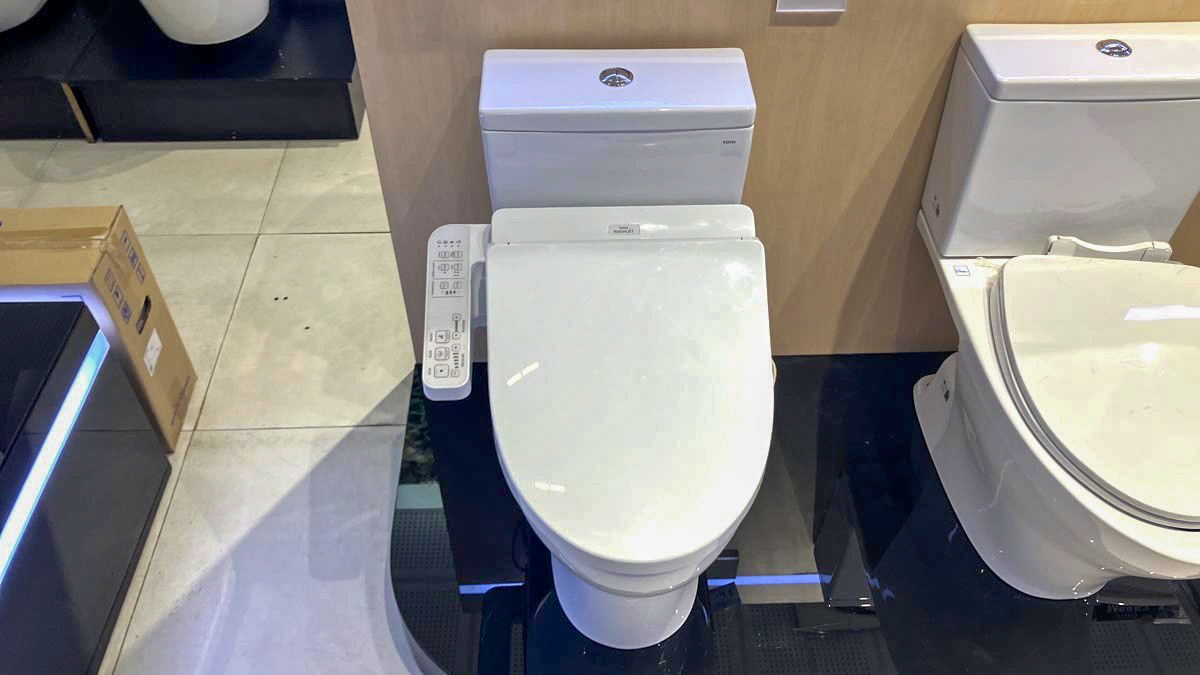 Bồn cầu TOTO CS302DW18 2 khối nắp điện tử TCF23710AAA Washlet C2 cơ bản