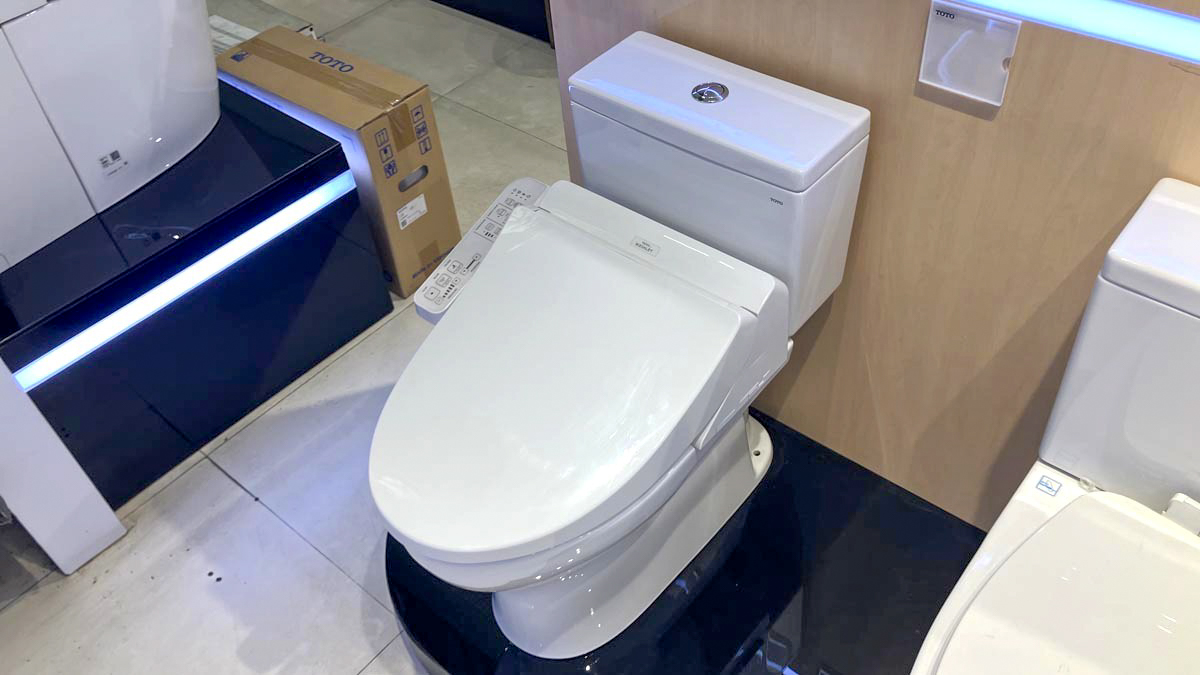 Bồn cầu TOTO CS302DW18 2 khối nắp điện tử TCF23710AAA Washlet C2 cơ bản