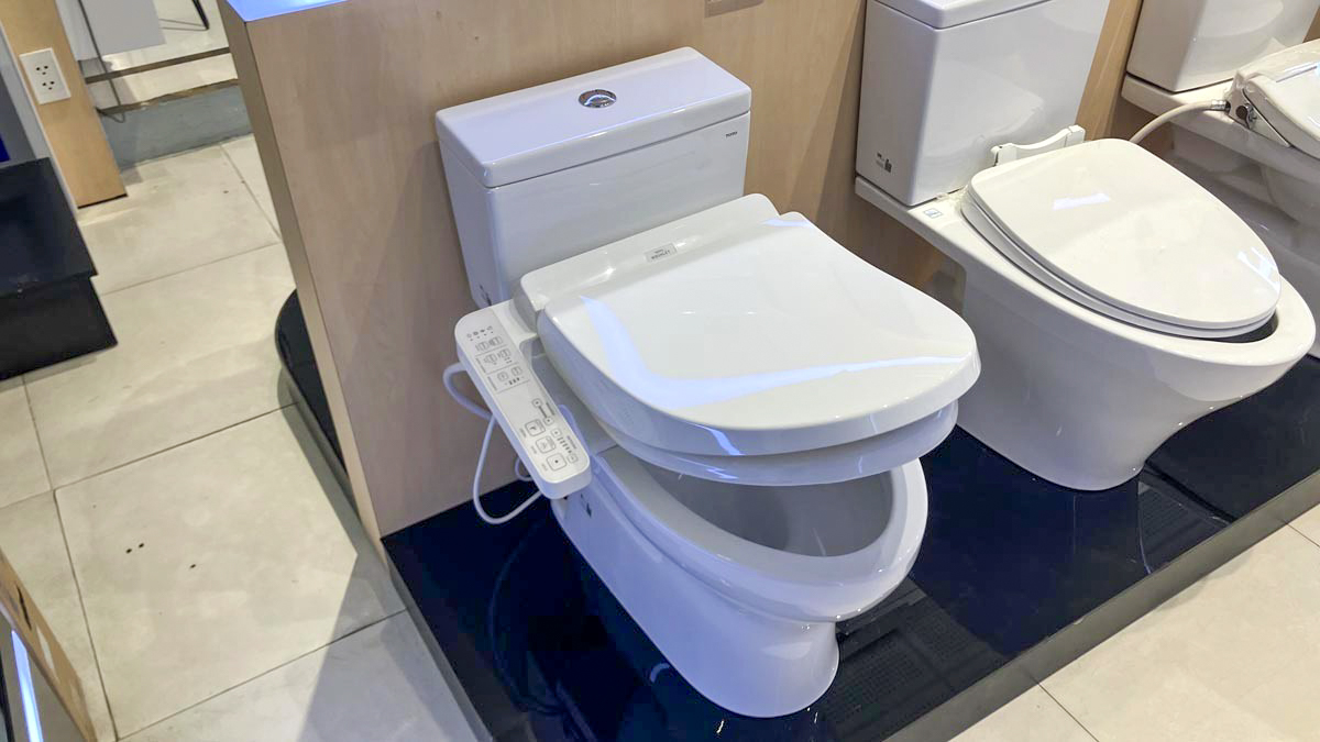 Bồn cầu TOTO CS302DW18 2 khối nắp điện tử TCF23710AAA Washlet C2 cơ bản