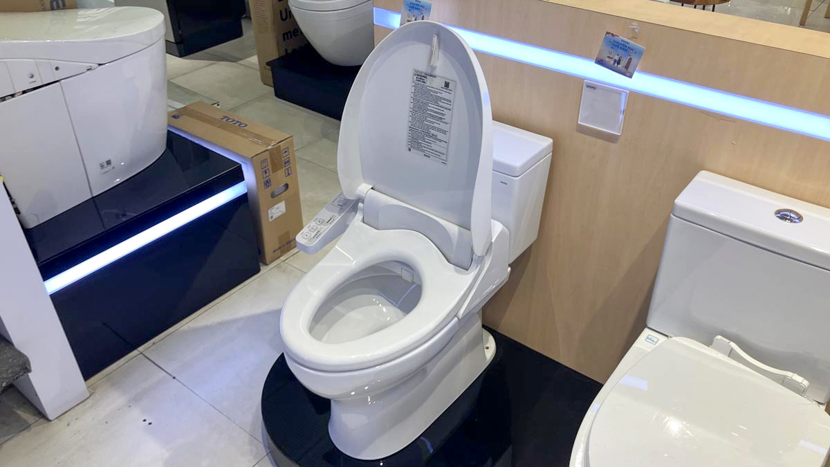 Bồn cầu TOTO CS302DW18 2 khối nắp điện tử TCF23710AAA Washlet C2 cơ bản