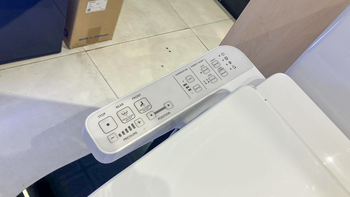 Bồn cầu TOTO CS302DW18 2 khối nắp điện tử TCF23710AAA Washlet C2 cơ bản