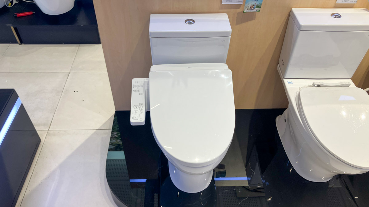 Bồn cầu TOTO CS302DW26 2 khối nắp điện tử Washlet S1 TCF23661GAA