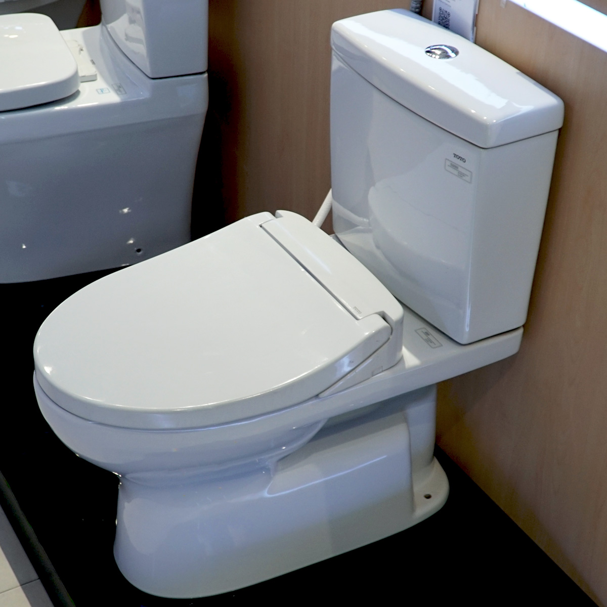 Bồn cầu TOTO CS320DRE2 2 khối nắp rửa cơ TCW07S