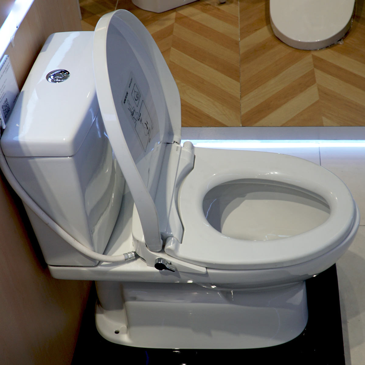 Bồn cầu TOTO CS320DRE2 2 khối nắp rửa cơ TCW07S