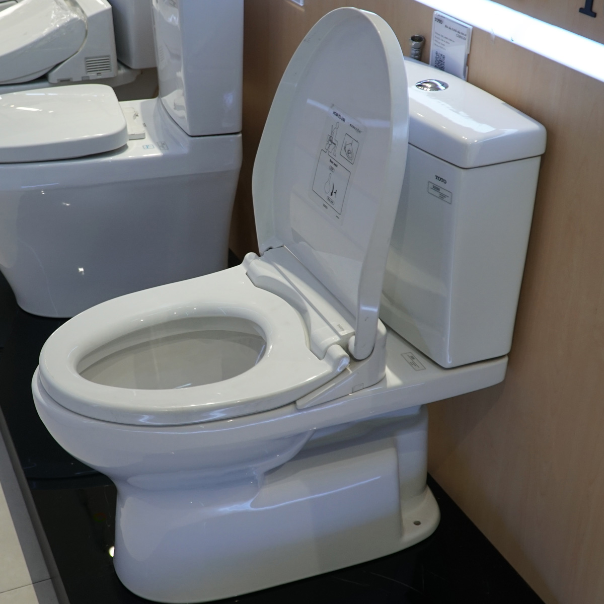 Bồn cầu TOTO CS320DRE2 2 khối nắp rửa cơ TCW07S