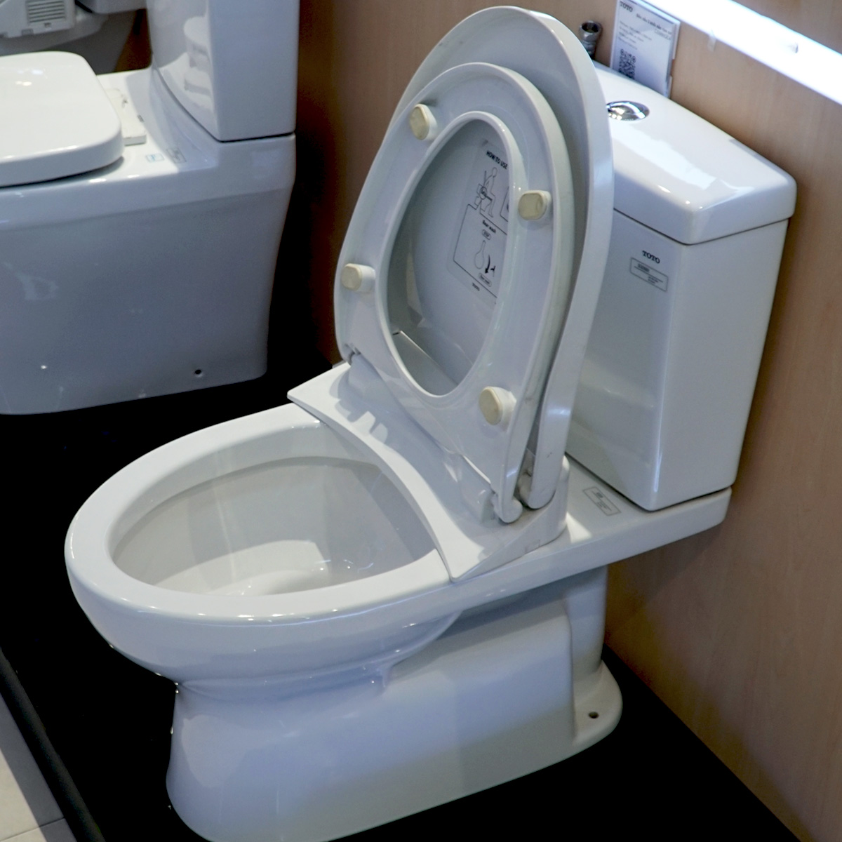 Bồn cầu TOTO CS320DRE2 2 khối nắp rửa cơ TCW07S