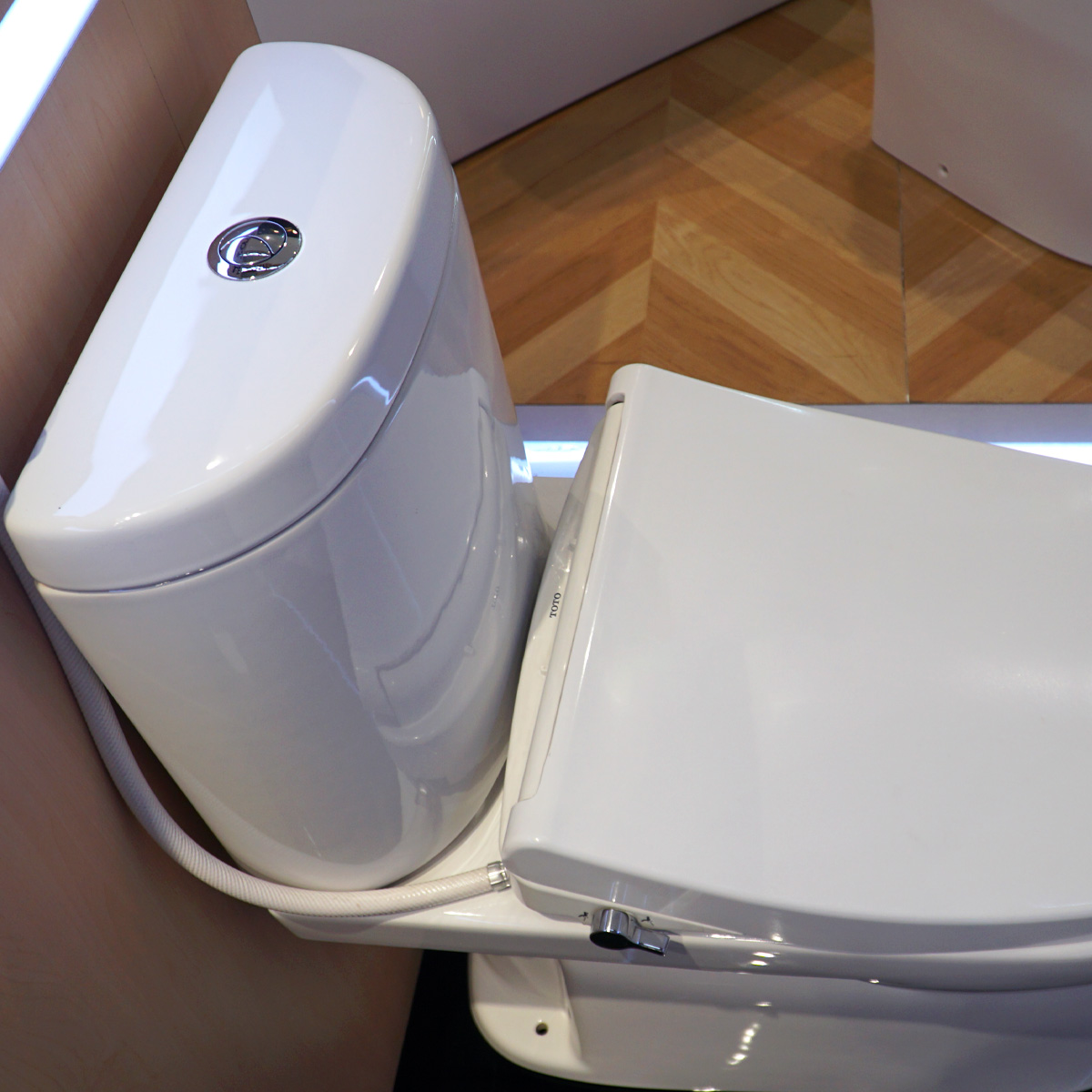 Bồn cầu TOTO CS325DRE4 2 khối nắp rửa cơ TCW1211A