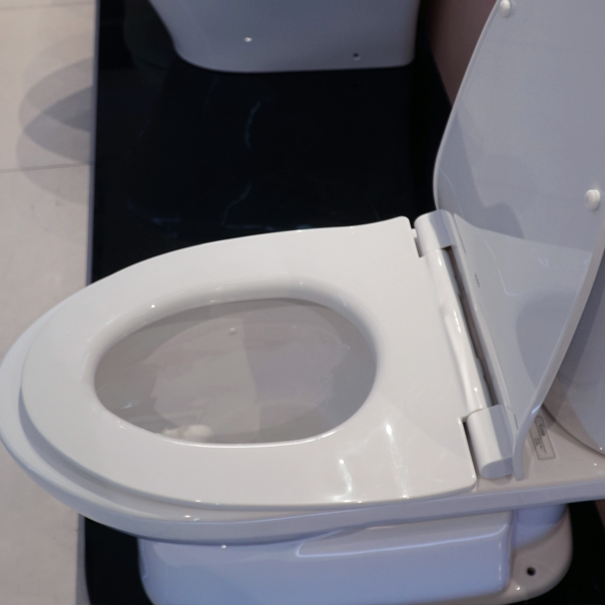 Bồn cầu 2 khối TOTO CS325DRT8 nắp đóng êm TC600VS