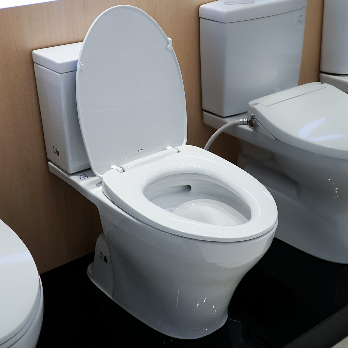 Bồn cầu 2 khối TOTO CS326DT10 nắp đóng êm TC395VS