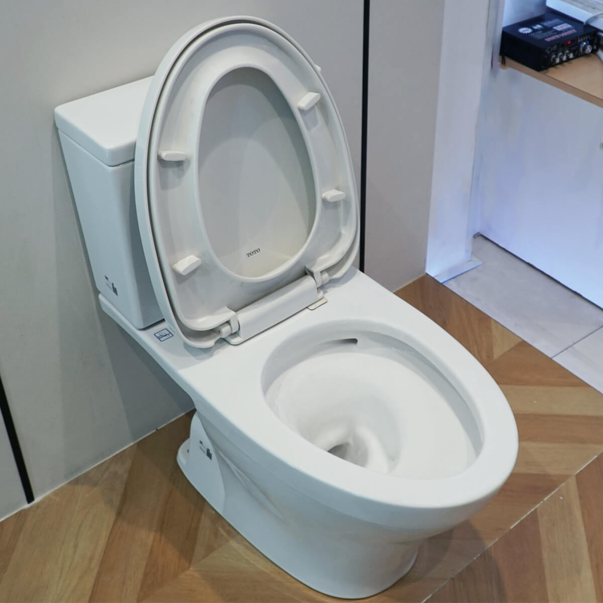 Bồn cầu 2 khối TOTO CS326DT3 nắp đóng êm TC385VS