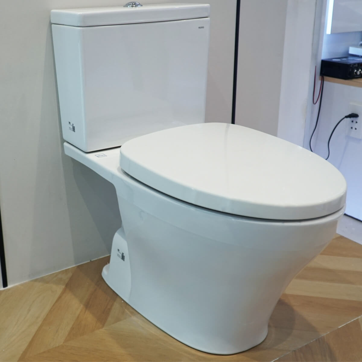 Bồn cầu 2 khối TOTO CS326DT3 nắp đóng êm TC385VS