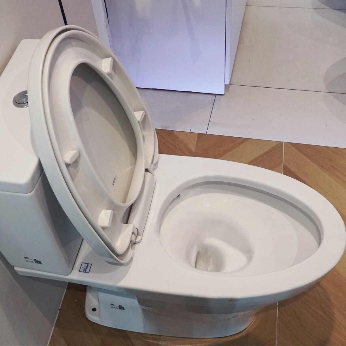 Bồn cầu 2 khối TOTO CS326DT3 nắp đóng êm TC385VS