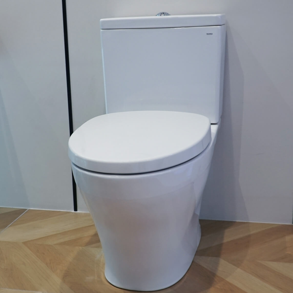 Bồn cầu 2 khối TOTO CS326DT3 nắp đóng êm TC385VS