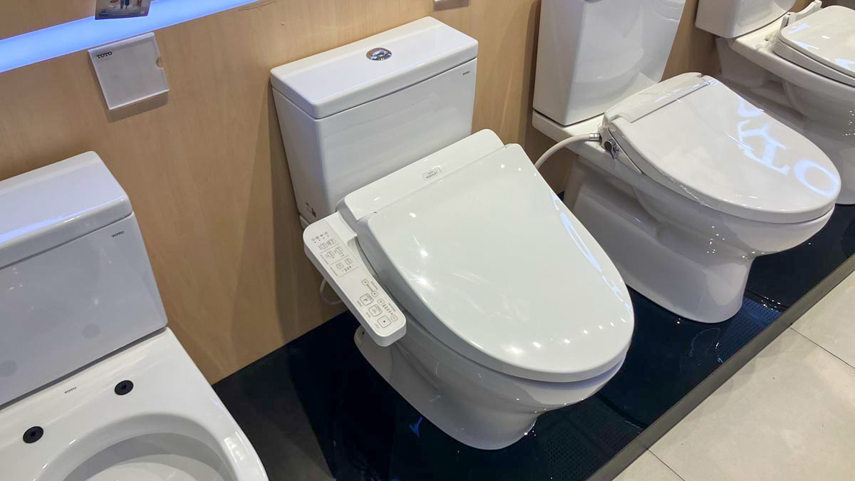 Bồn cầu TOTO CS326DW18 2 khối nắp điện tử TCF23710AAA Washlet C2 cơ bản