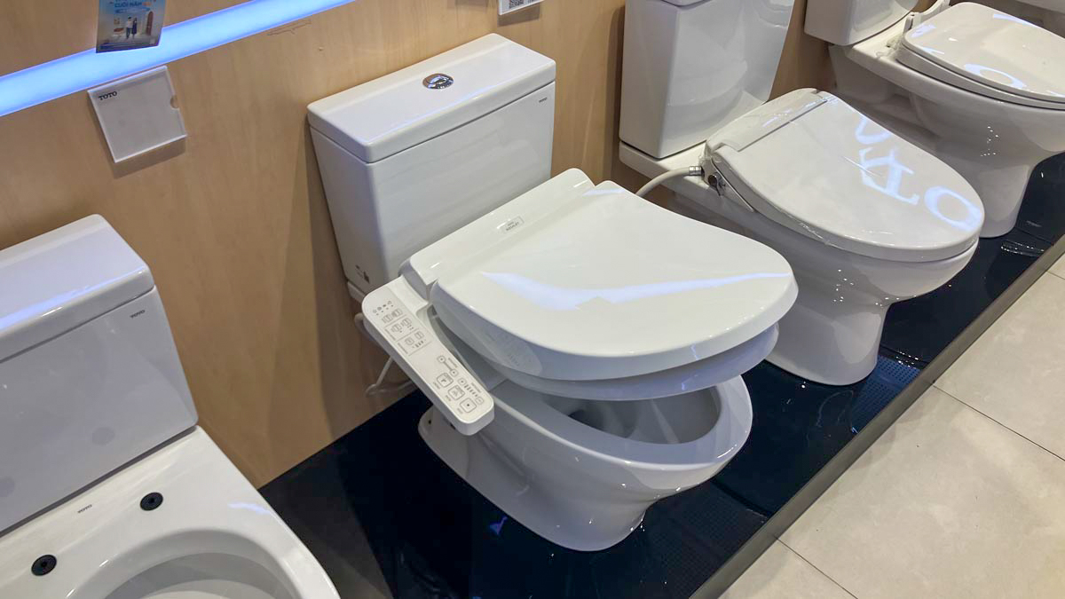 Bồn cầu TOTO CS326DW18 2 khối nắp điện tử TCF23710AAA Washlet C2 cơ bản