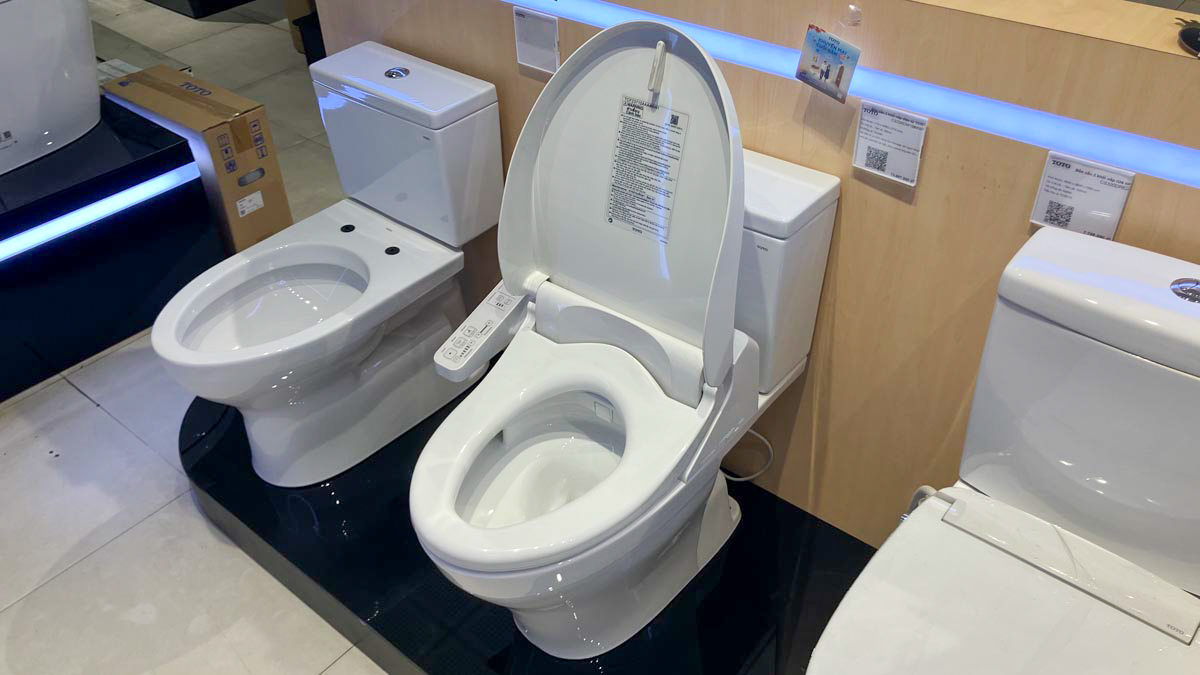 Bồn cầu TOTO CS326DW18 2 khối nắp điện tử TCF23710AAA Washlet C2 cơ bản