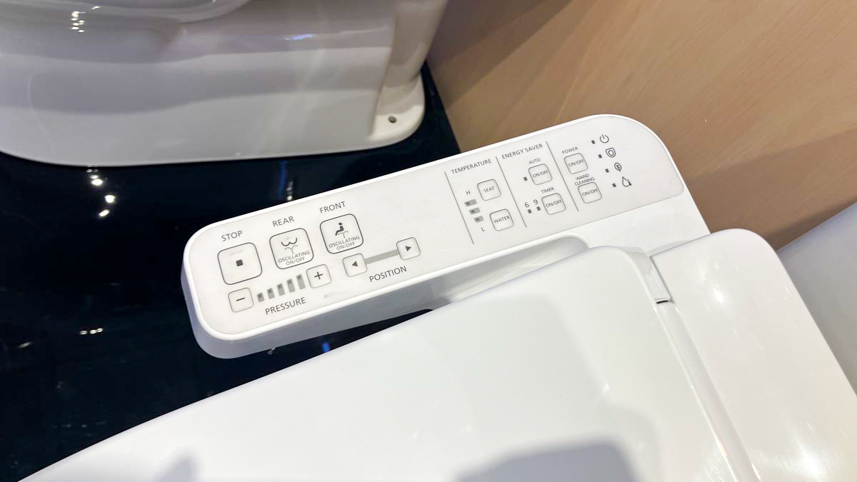 Bồn cầu TOTO CS326DW18 2 khối nắp điện tử TCF23710AAA Washlet C2 cơ bản