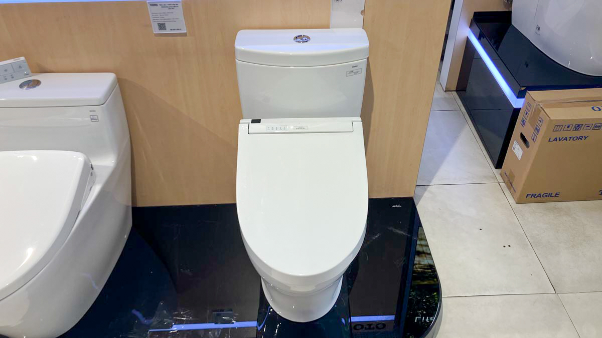 Bồn cầu TOTO CS769CDRW15 2 khối nắp điện tử Washlet C5 TCF24460AAA giấu dây