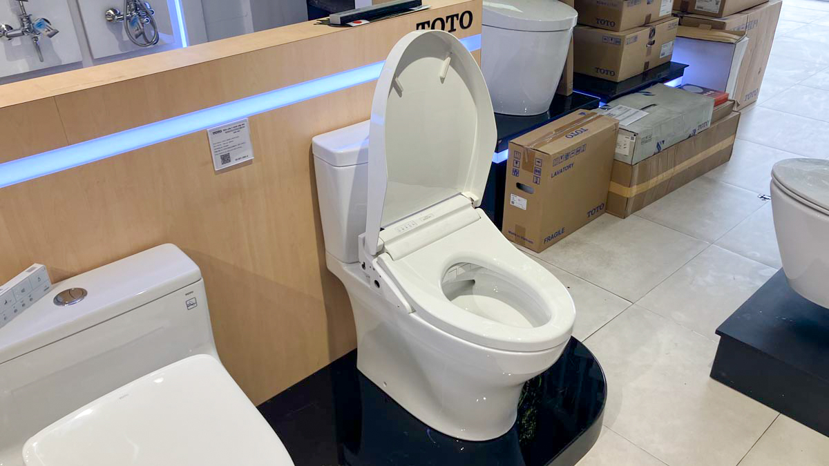 Bồn cầu TOTO CS769CDRW15 2 khối nắp điện tử Washlet C5 TCF24460AAA giấu dây