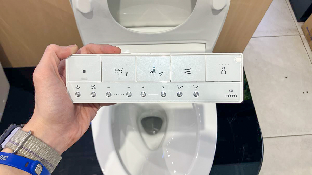 Bồn cầu TOTO CS769CDRW23 2 khối nắp điện tử Washlet S7 TCF47360GAA giấu dây