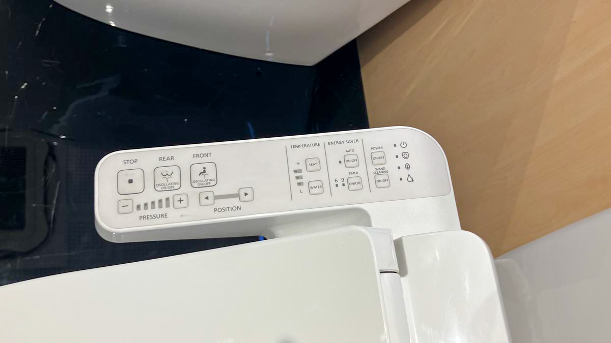 Bồn cầu TOTO CS769DRW18 2 khối nắp điện tử TCF23710AAA Washlet C2 cơ bản