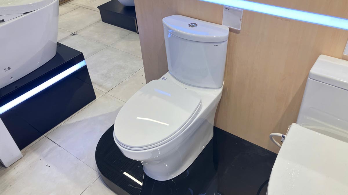 Bồn cầu 2 khối TOTO CS838DT10 nắp đóng êm TC395VS