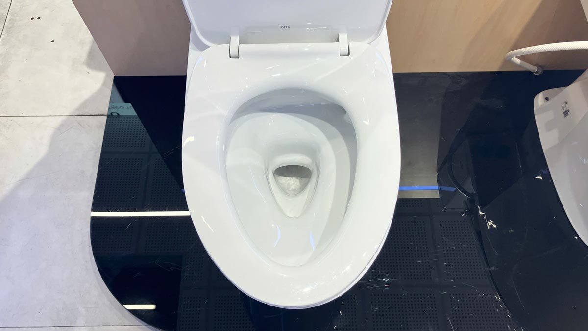 Bồn cầu 2 khối TOTO CS838DT10 nắp đóng êm TC395VS