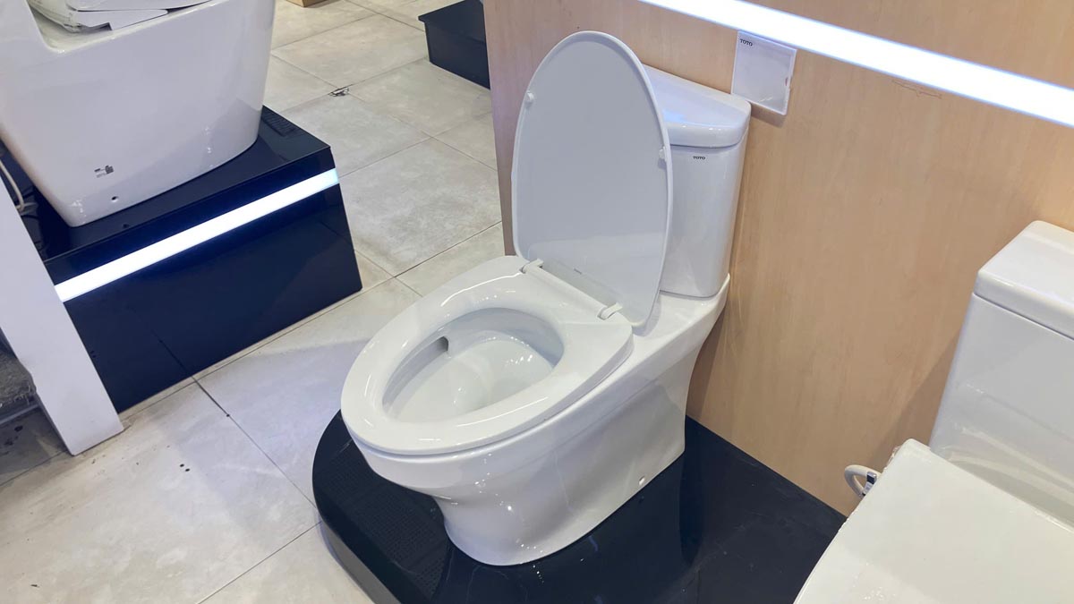 Bồn cầu 2 khối TOTO CS838DT10 nắp đóng êm TC395VS