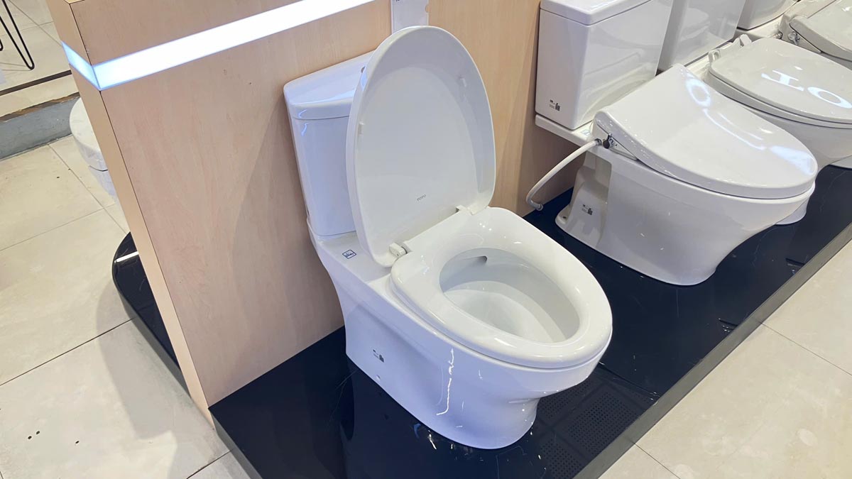 Bồn cầu 2 khối TOTO CS838DT3 nắp đóng êm TC385VS