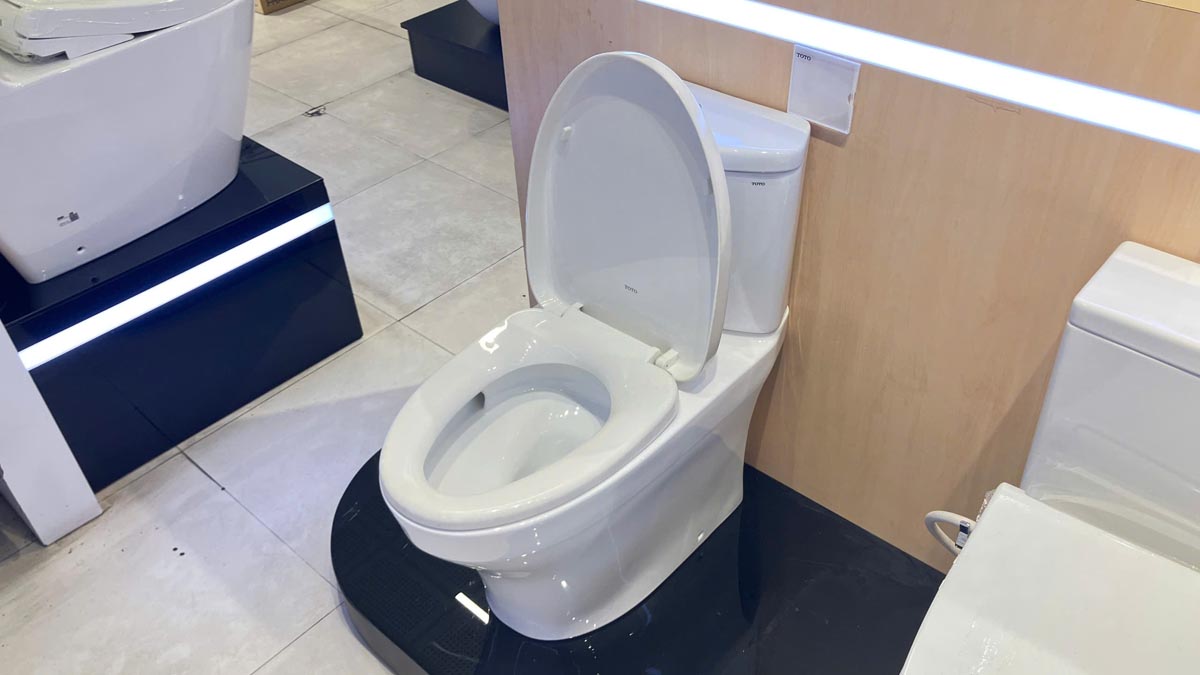 Bồn cầu 2 khối TOTO CS838DT3 nắp đóng êm TC385VS