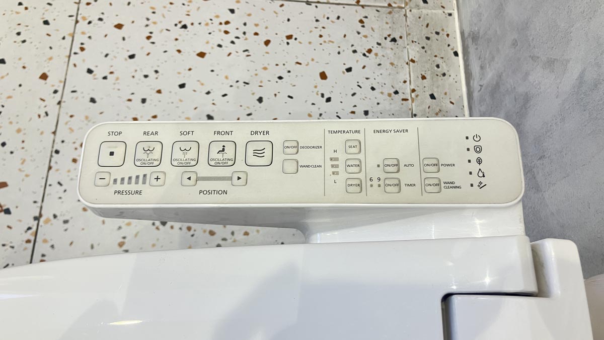 Bồn cầu TOTO CS838DW16 2 khối nắp điện tử Washlet C2 TCF23410AAA