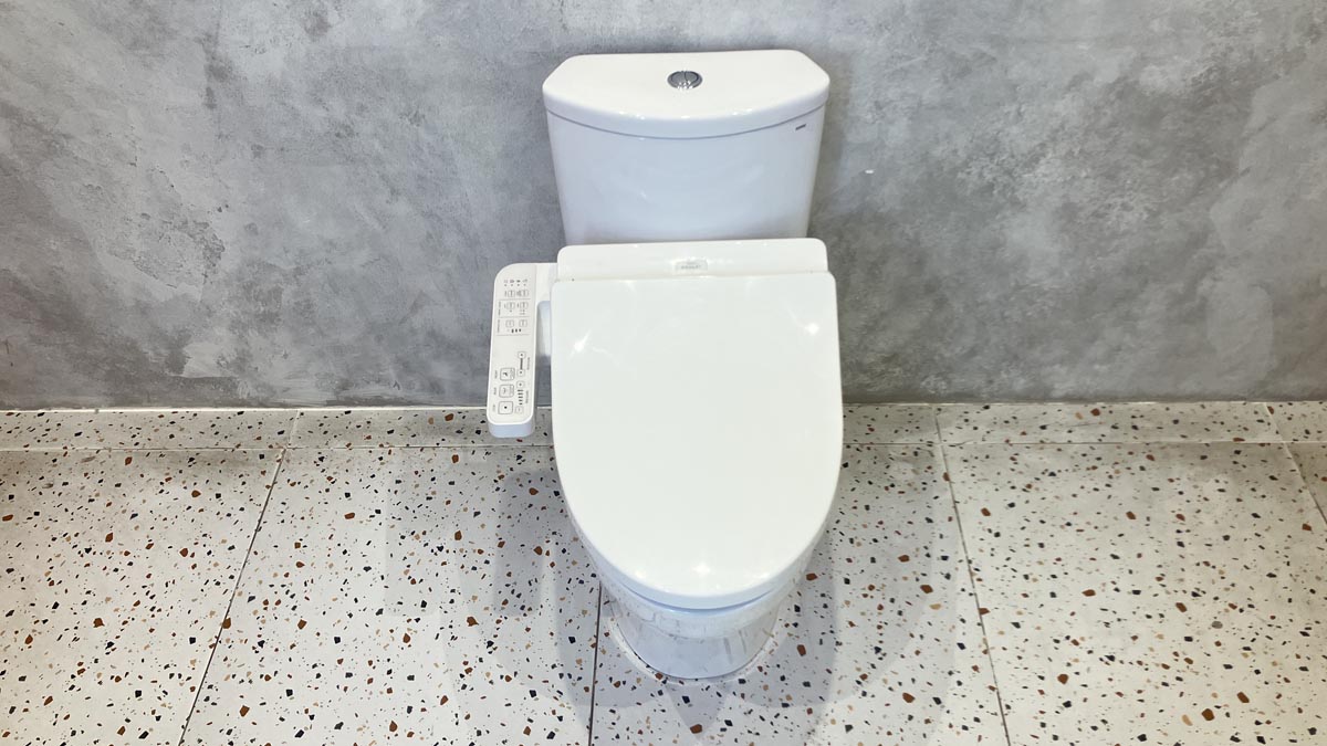 Bồn cầu TOTO CS838DW18 2 khối nắp điện tử TCF23710AAA Washlet C2 cơ bản