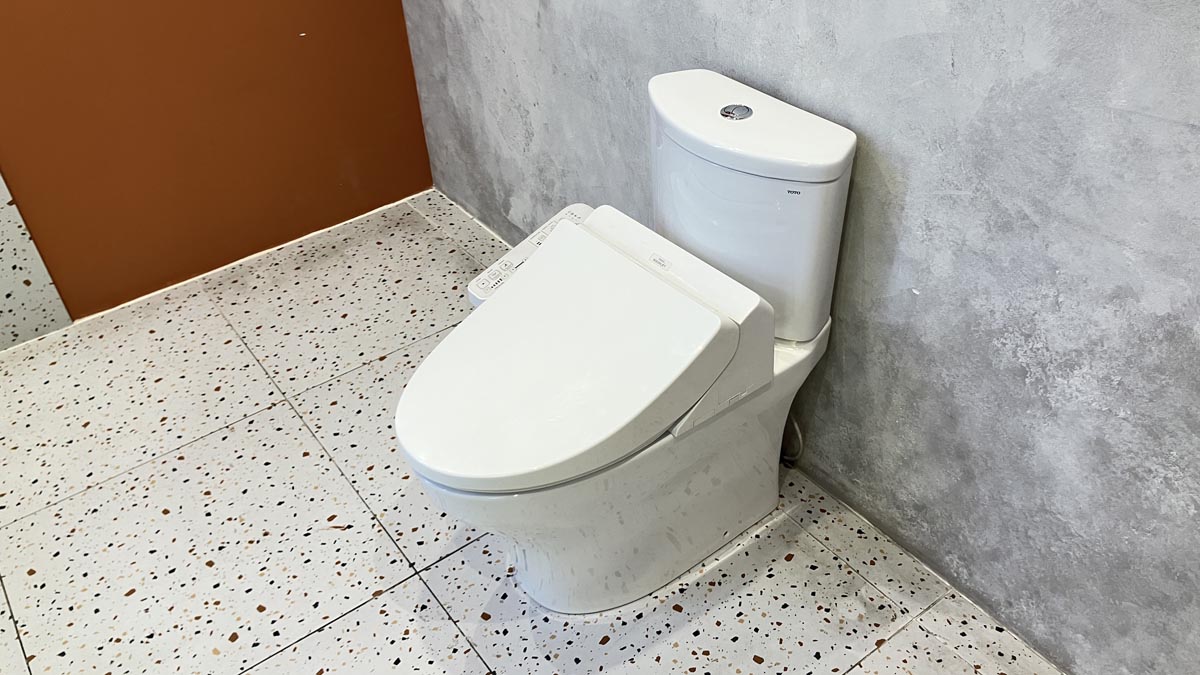 Bồn cầu TOTO CS838DW18 2 khối nắp điện tử TCF23710AAA Washlet C2 cơ bản