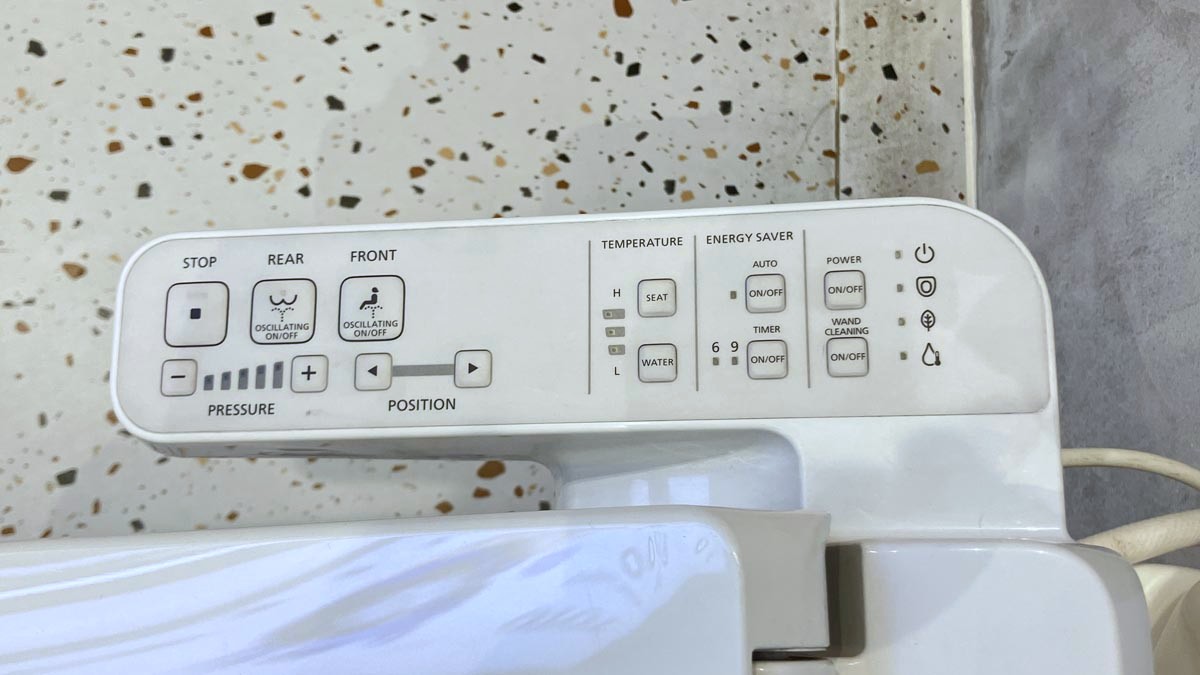 Bồn cầu TOTO CS838DW18 2 khối nắp điện tử TCF23710AAA Washlet C2 cơ bản