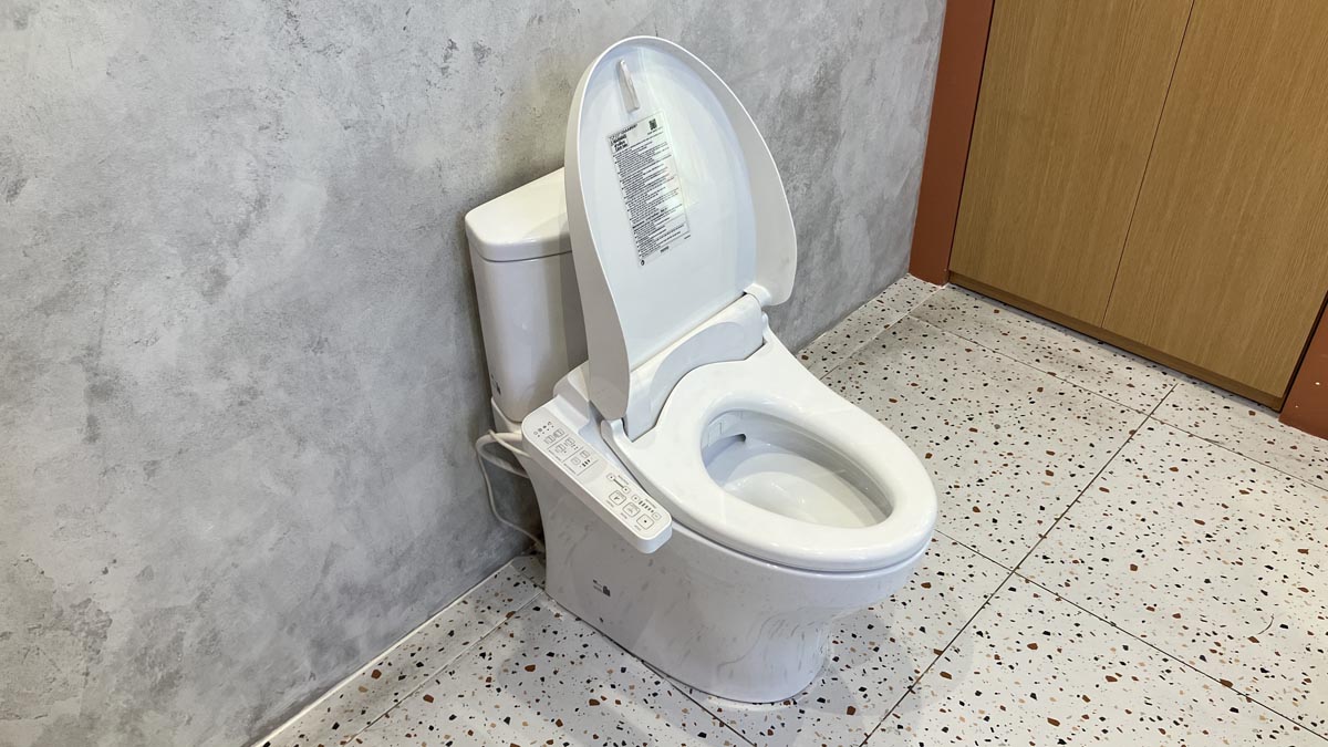 Bồn cầu TOTO CS838DW18 2 khối nắp điện tử TCF23710AAA Washlet C2 cơ bản