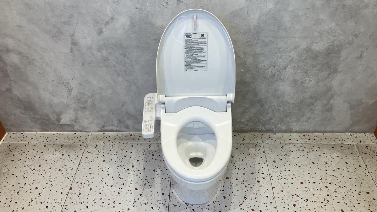 Bồn cầu TOTO CS838DW18 2 khối nắp điện tử TCF23710AAA Washlet C2 cơ bản