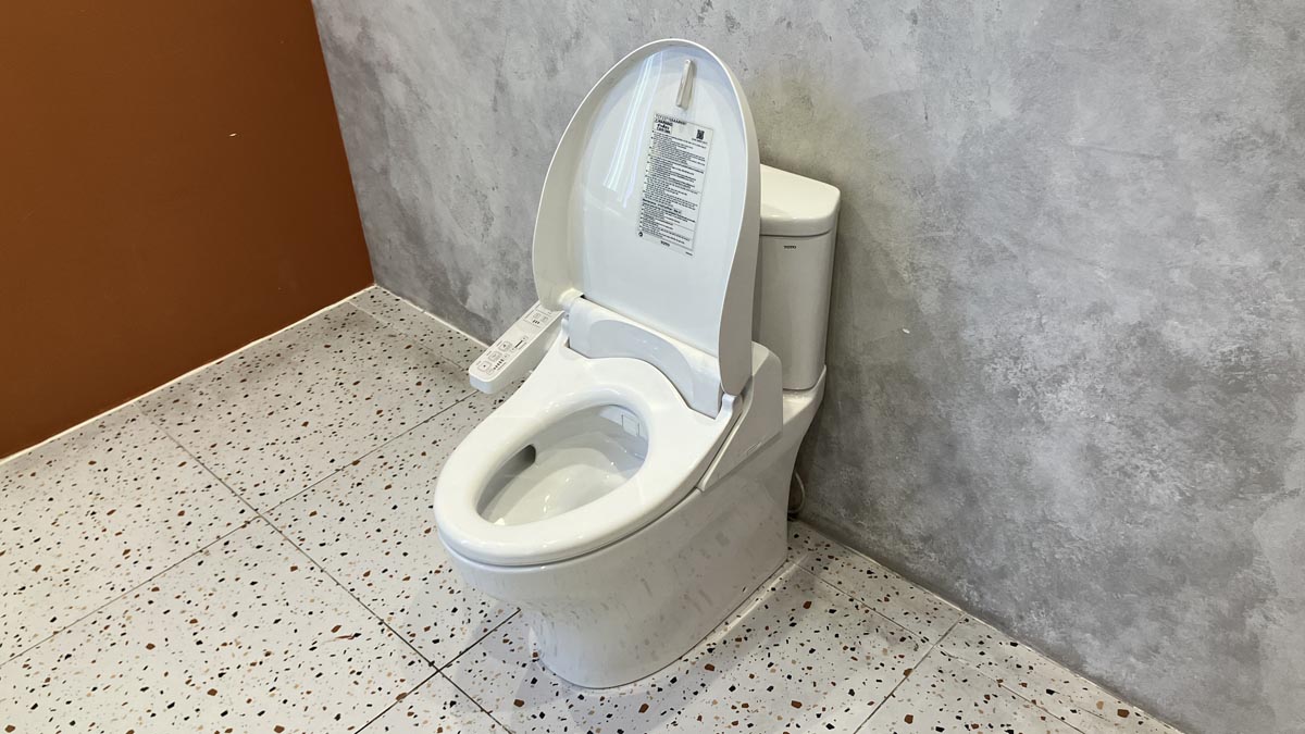 Bồn cầu TOTO CS838DW18 2 khối nắp điện tử TCF23710AAA Washlet C2 cơ bản