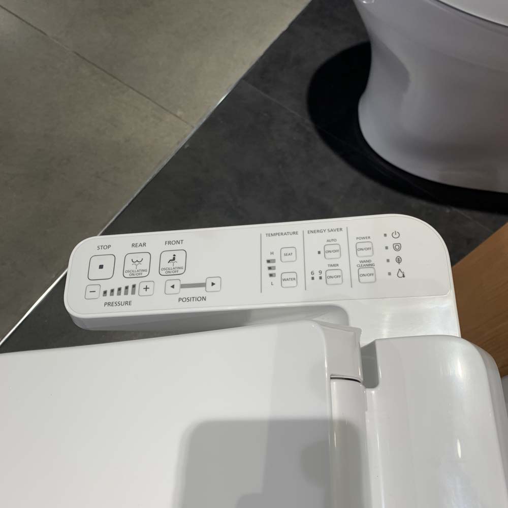 Bồn cầu TOTO CS948DW18 2 khối nắp điện tử TCF23710AAA Washlet C2 cơ bản