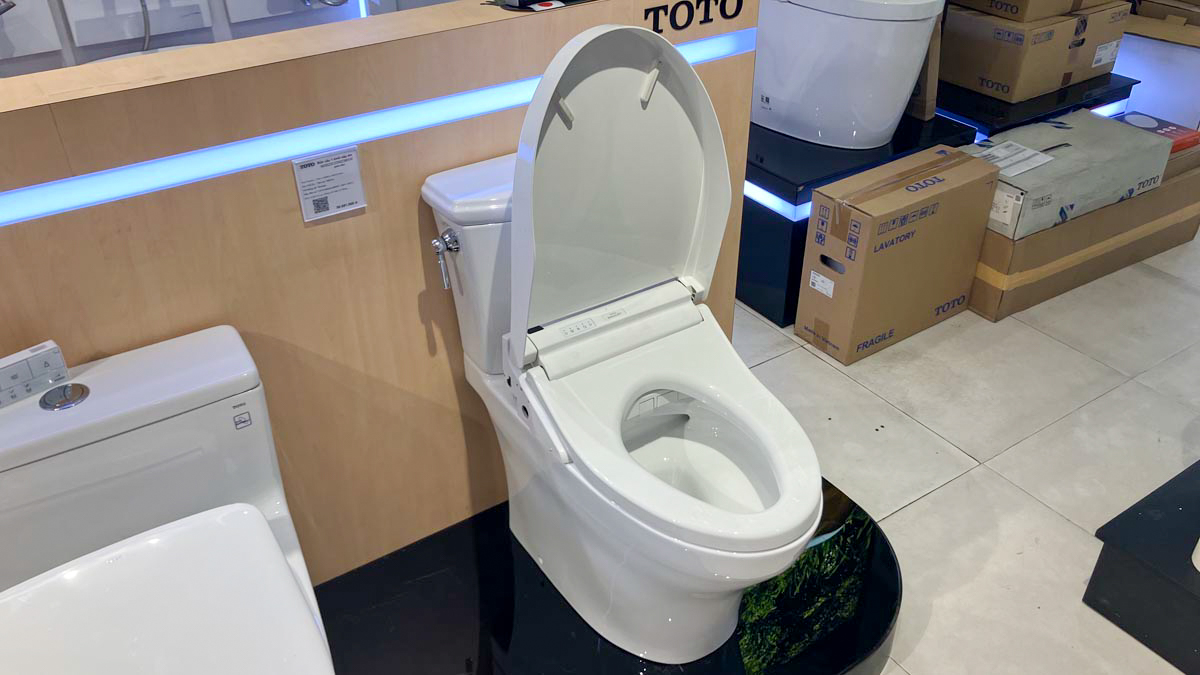 Bồn cầu TOTO CS986CGW15 2 khối nắp điện tử Washlet C5 TCF24460AAA giấu dây