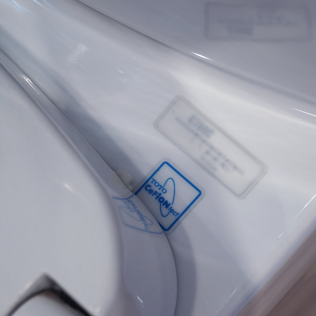 Bồn cầu TOTO CS986GE2 2 khối nắp rửa cơ TCW07S